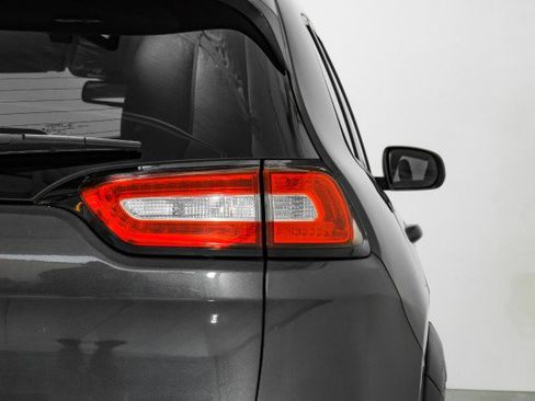 Used 2017 Jeep Cherokee Trailhawk w/ Cold Weather Group image 43