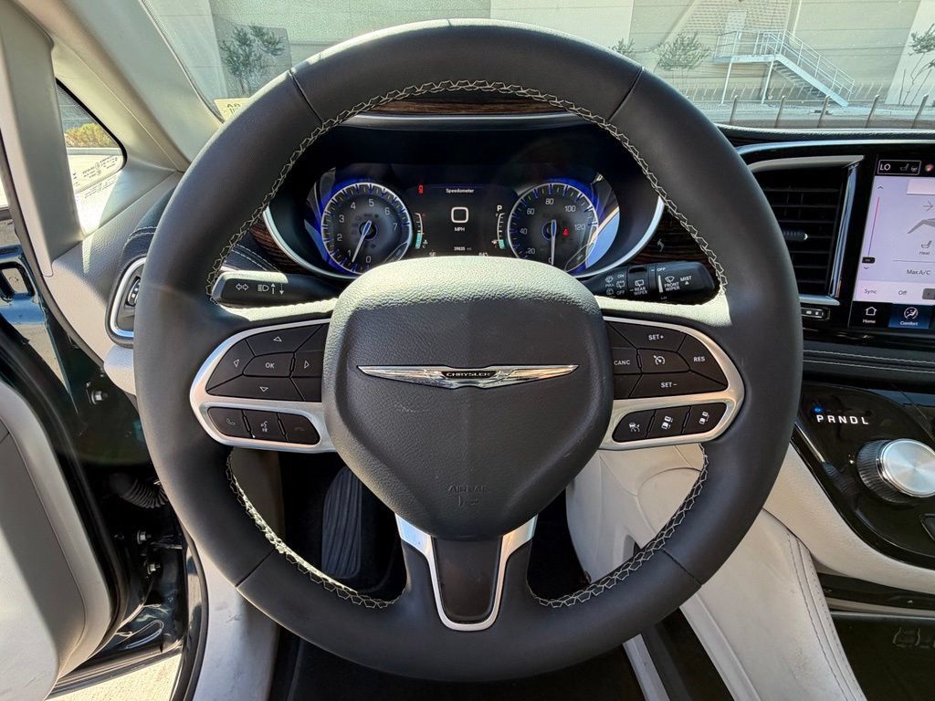Used 2024 Chrysler Pacifica Limited w/ Uconnect Theater Family Group FWD image 24