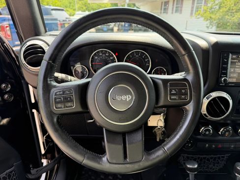 Used 2017 Jeep Wrangler Unlimited Sahara w/ Connectivity Group AWD/4WD image 20