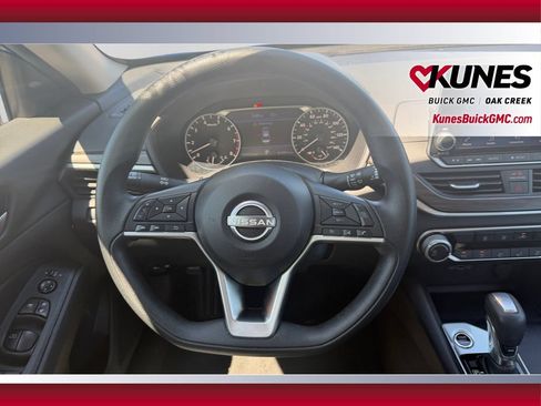 Used 2025 Nissan Altima 2.5 SV FWD image 15