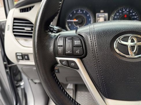 Used 2016 Toyota Sienna Limited image 12