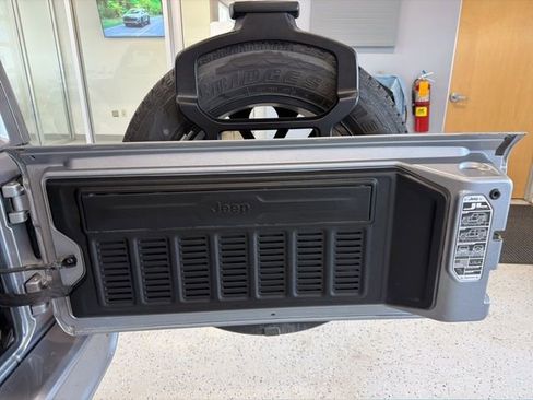 Used 2021 Jeep Wrangler Unlimited Sahara AWD/4WD image 17