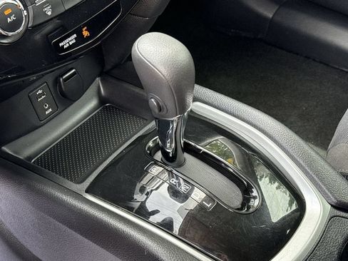 Used 2015 Nissan Rogue S AWD/4WD image 18