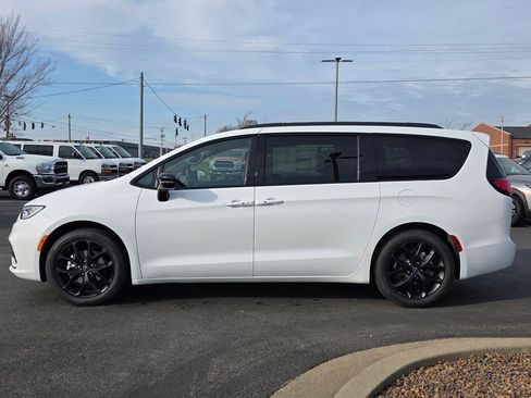 New 2026 Chrysler Pacifica Select image 8