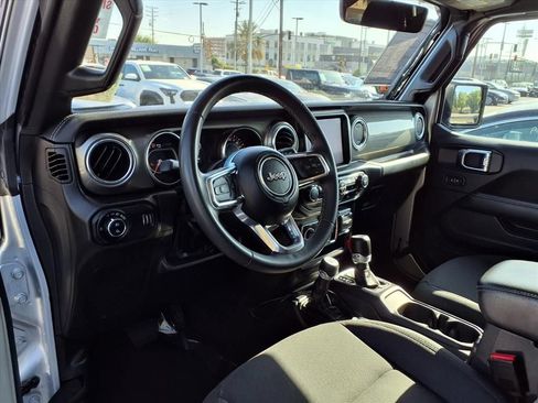 Used 2023 Jeep Gladiator Overland AWD/4WD image 14
