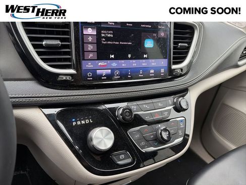 Used 2023 Chrysler Pacifica Touring-L w/ Uconnect Theater Family Group FWD image 9