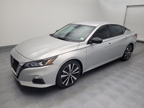 Used 2021 Nissan Altima 2.5 SR FWD image 2