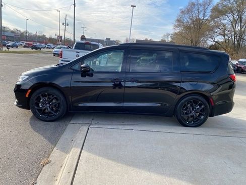 Used 2025 Chrysler Pacifica Limited image 10