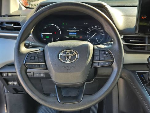 Used 2025 Toyota Sienna LE FWD image 13