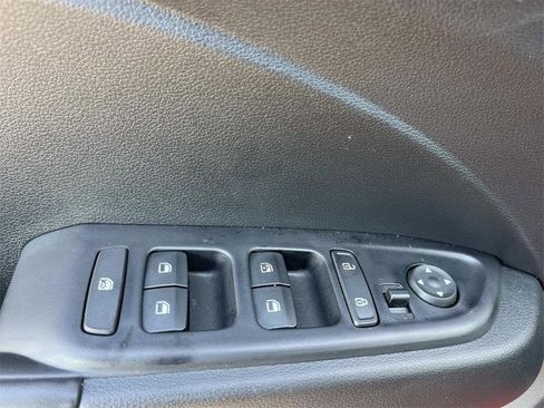 Used 2024 Hyundai Venue Limited image 11