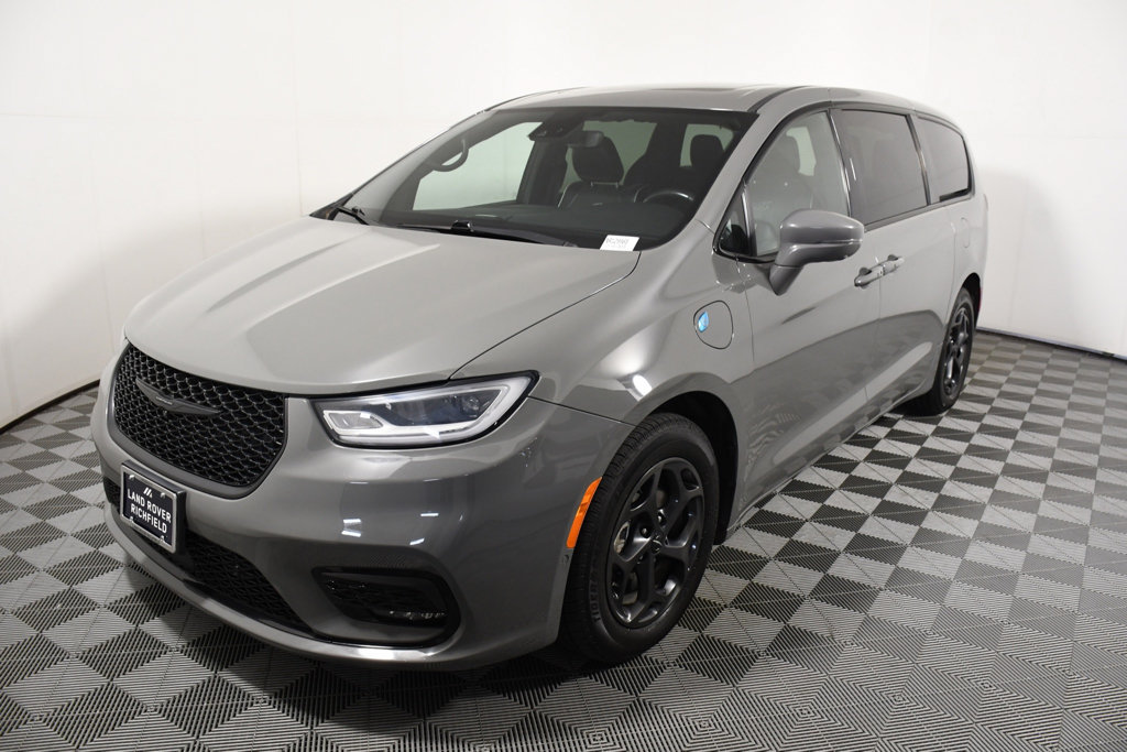 Used 2022 Chrysler Pacifica Limited w/ Uconnect Theater Family Group FWD image 1