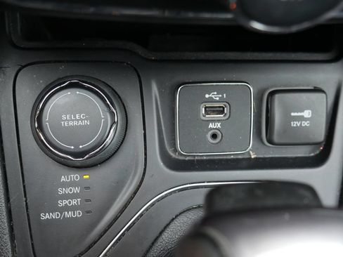 Used 2019 Jeep Cherokee Latitude Plus w/ Cold Weather Group AWD/4WD image 20