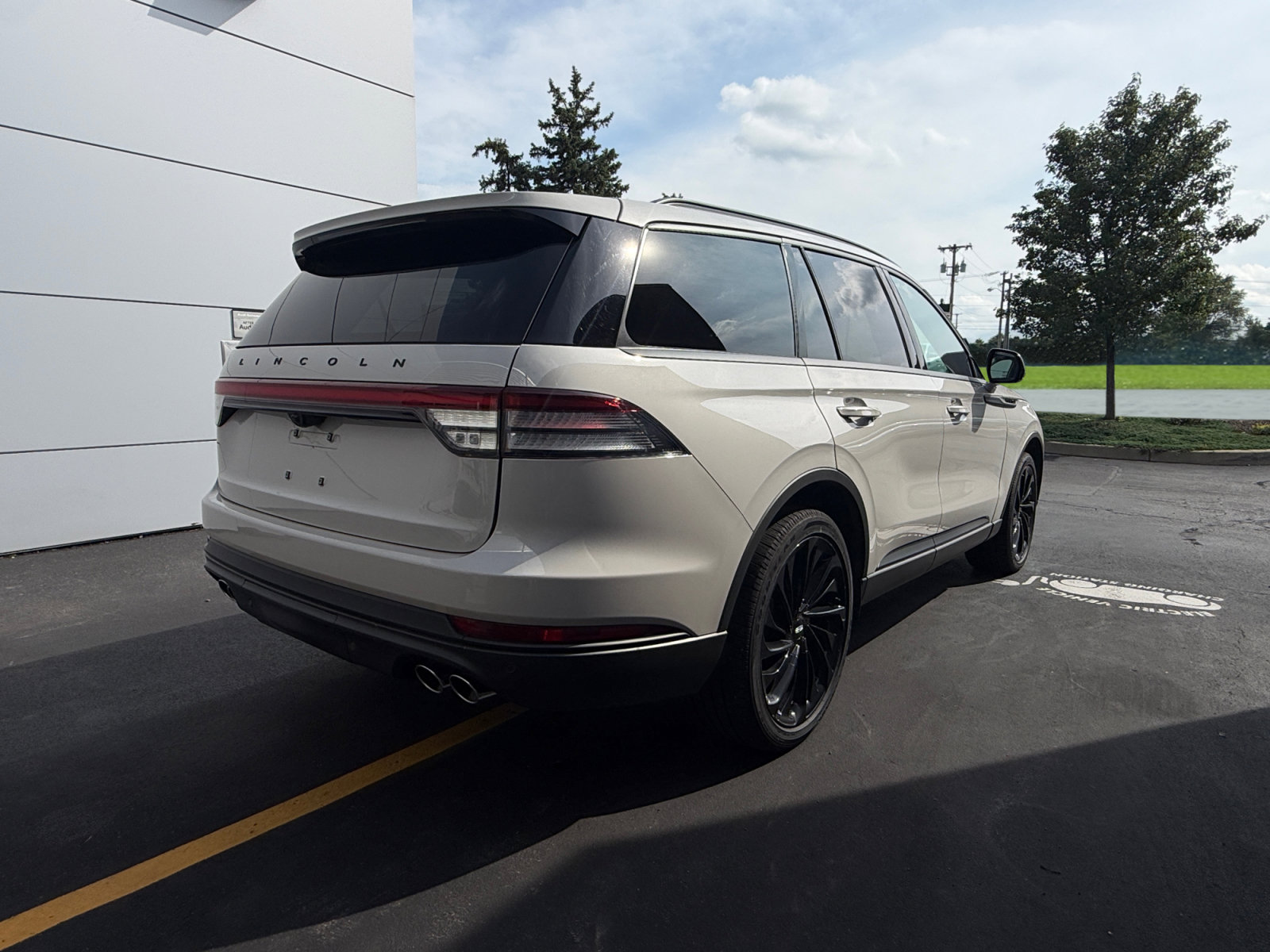 Used 2025 Lincoln Aviator Reserve w/ Equipment Group 201A AWD/4WD image 10