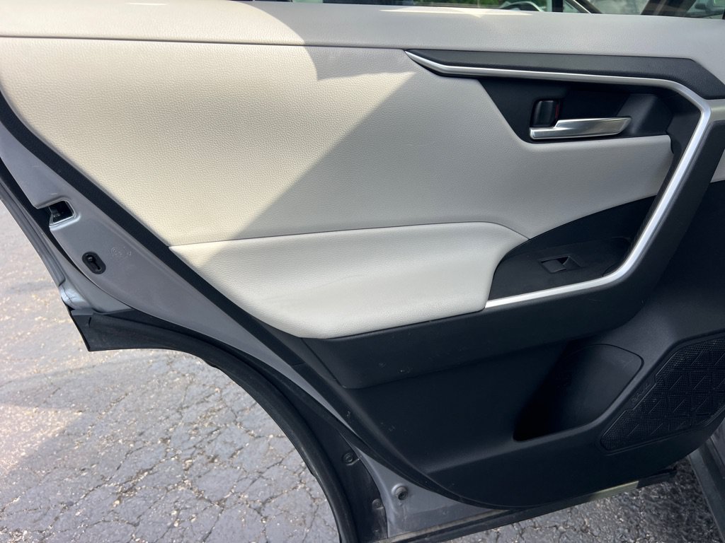 Used 2021 Toyota RAV4 XLE AWD/4WD image 12