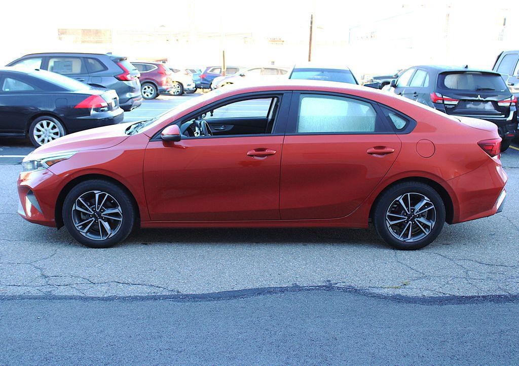 Used 2023 Kia Forte LXS w/ LXS Technology Package FWD image 3