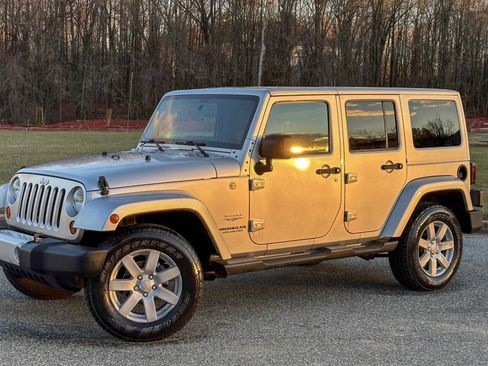 Used 2012 Jeep Wrangler Unlimited Sahara w/ Dual Top Group image 3