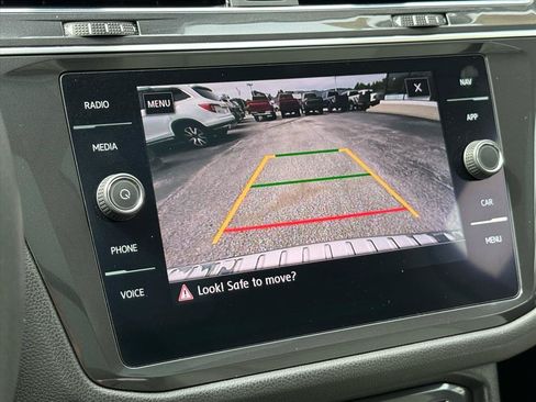 Used 2020 Volkswagen Tiguan SEL AWD/4WD image 18