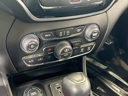 Used 2022 Jeep Cherokee Limited w/ Mopar Interior Package image 15