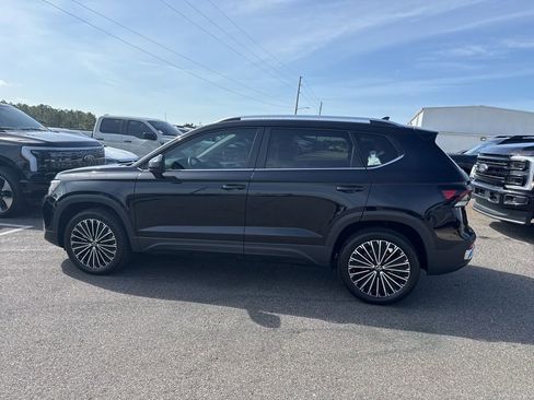 Used 2025 Volkswagen Taos SE image 4