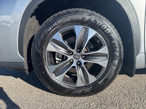 Certified 2022 Toyota Highlander XLE image 6