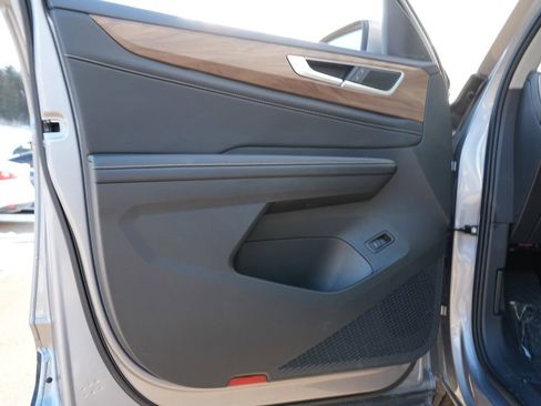 Used 2025 Volkswagen Atlas SE image 14