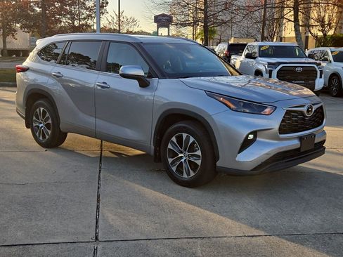 Certified 2024 Toyota Highlander XLE image 9
