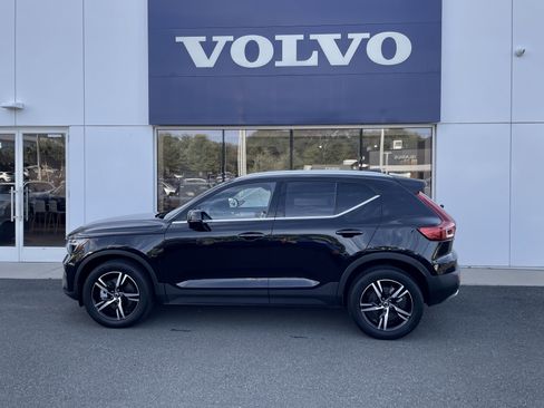 Certified 2025 Volvo XC40 B5 Core image 4
