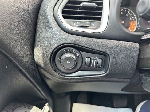 Used 2018 Jeep Renegade Latitude w/ Cold Weather Group AWD/4WD image 20