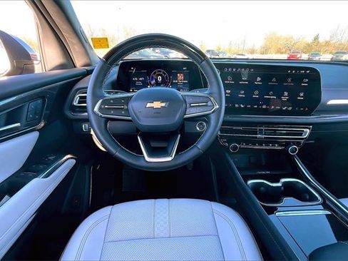 Used 2025 Chevrolet Traverse High Country image 8