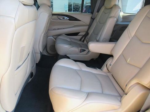 Used 2020 Cadillac Escalade Platinum image 30