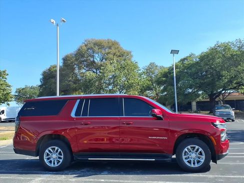 Used 2025 Chevrolet Suburban LT w/ Comfort Package RWD image 4