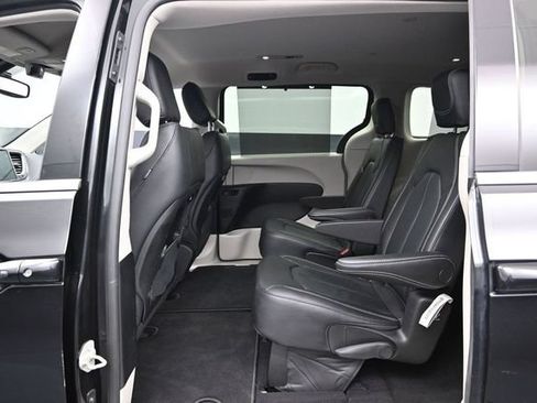 Certified 2022 Chrysler Pacifica Touring-L AWD/4WD image 20