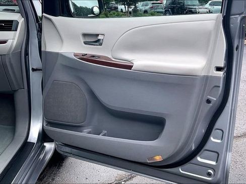 Used 2011 Toyota Sienna XLE FWD image 24