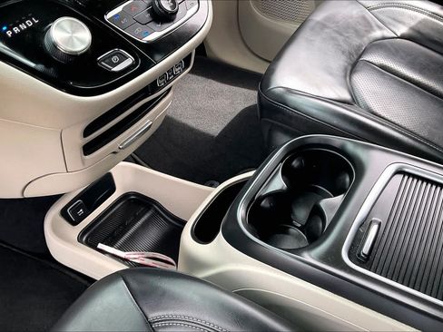 Used 2023 Chrysler Pacifica Touring-L FWD image 15