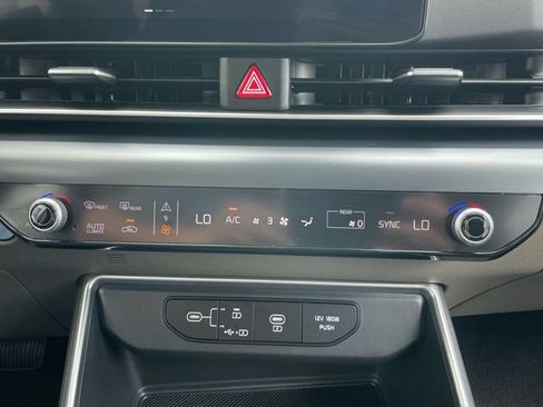 Used 2026 Kia Carnival FWD image 19