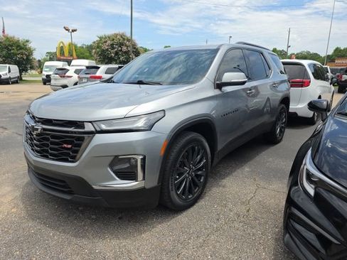 Used 2023 Chevrolet Traverse RS FWD image 1