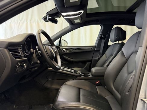 Certified 2025 Porsche Macan image 5