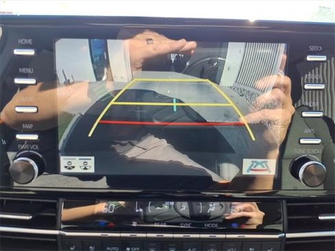 Used 2022 Toyota Sienna Limited image 18