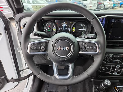 Used 2025 Jeep Wrangler Unlimited Sahara w/ Safety Group AWD/4WD image 18