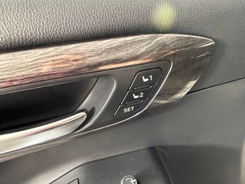 Used 2020 Toyota Highlander Limited FWD image 12