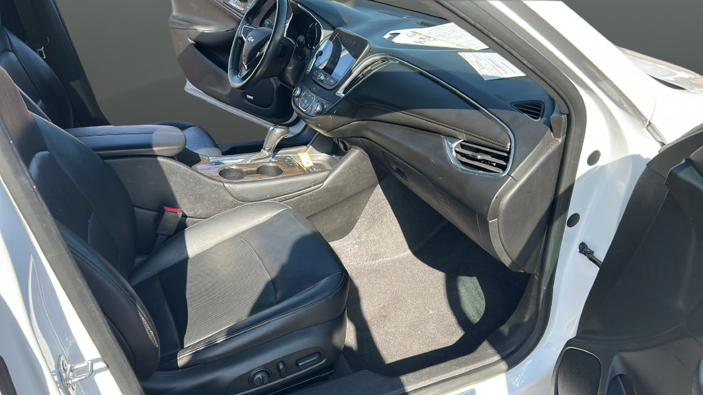 Used 2018 Chevrolet Malibu Premier w/ Premier Sun and Wheel Package FWD image 18