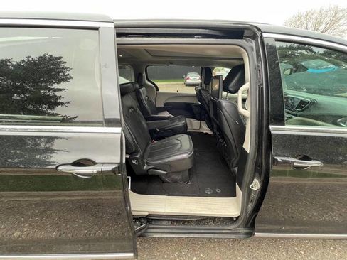 Used 2018 Chrysler Pacifica Limited FWD image 27