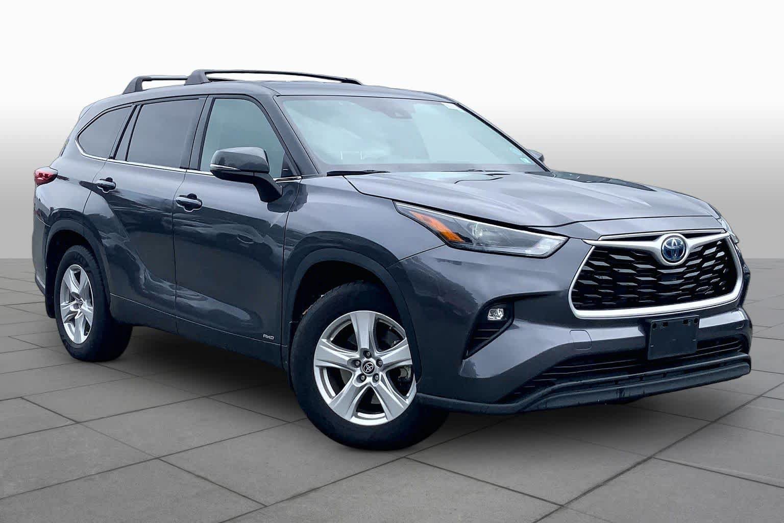 Used 2022 Toyota Highlander LE AWD/4WD image 3