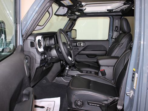 Used 2025 Jeep Wrangler Unlimited Sahara AWD/4WD image 3