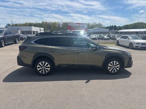 Used 2025 Subaru Outback Premium AWD/4WD image 2