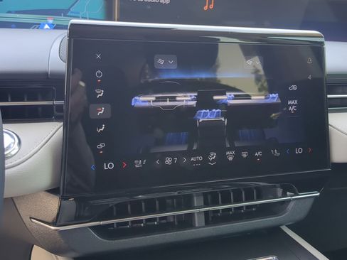 New 2025 Lincoln Nautilus Premier image 18