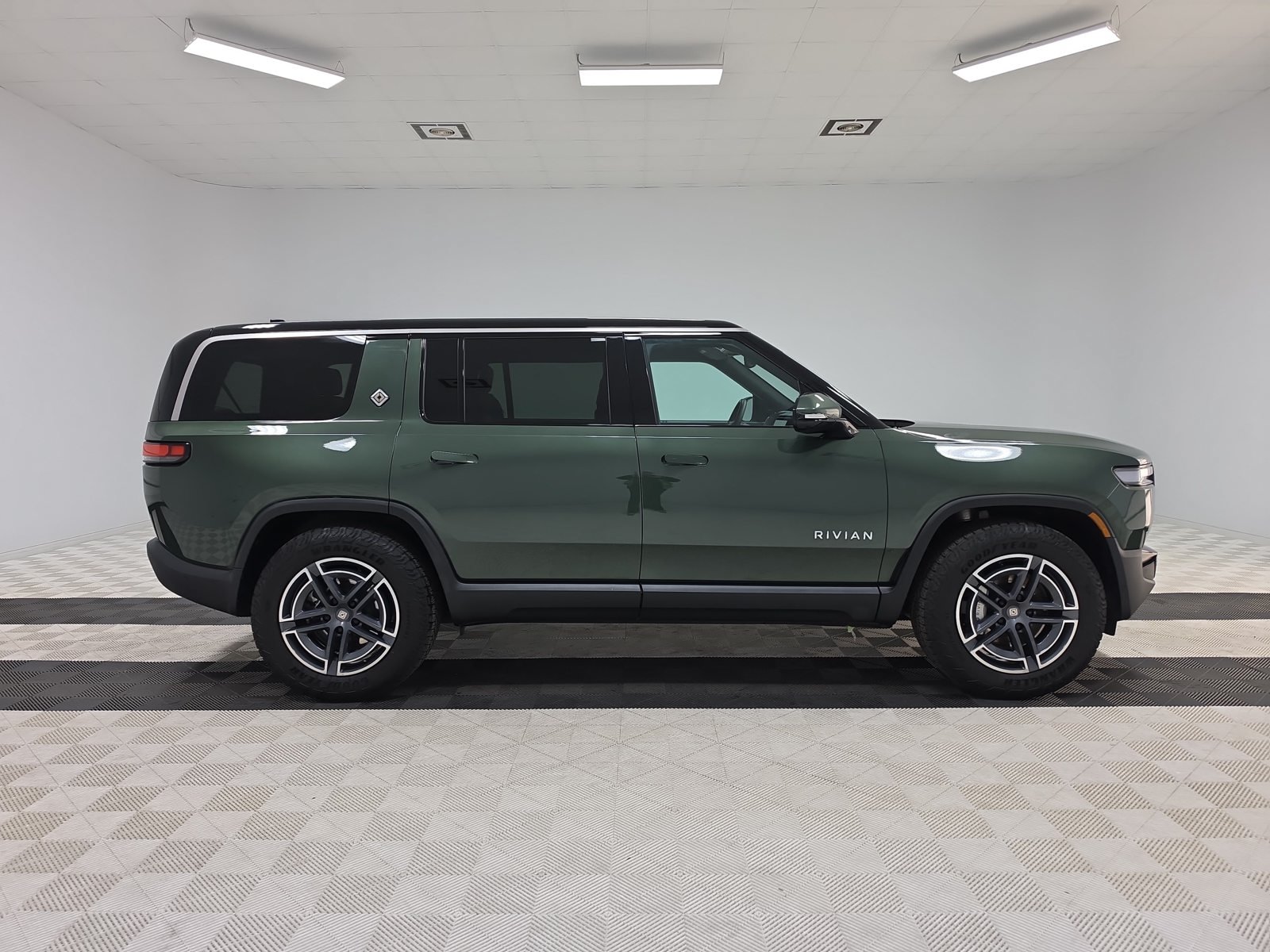 Used 2025 Rivian R1S Adventure Dual AWD/4WD image 6
