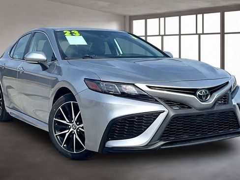 Used 2023 Toyota Camry SE image 3