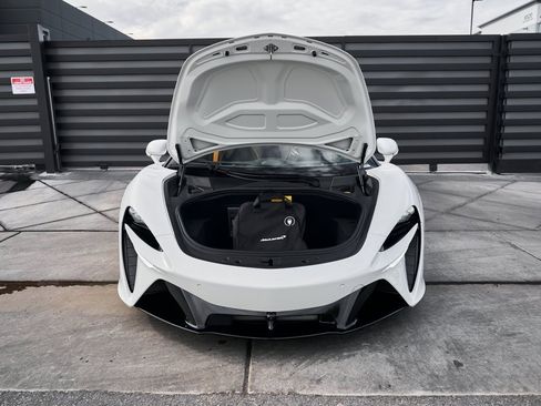 Used 2025 McLaren Artura image 20