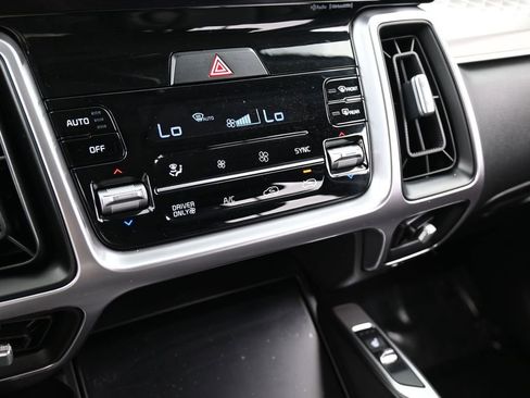 Used 2022 Kia Sorento EX w/ Panoramic Sunroof Package image 25